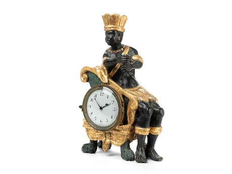 Kleine Wiener Tischuhr mit geschnitzter thronender Figur „Afrika“